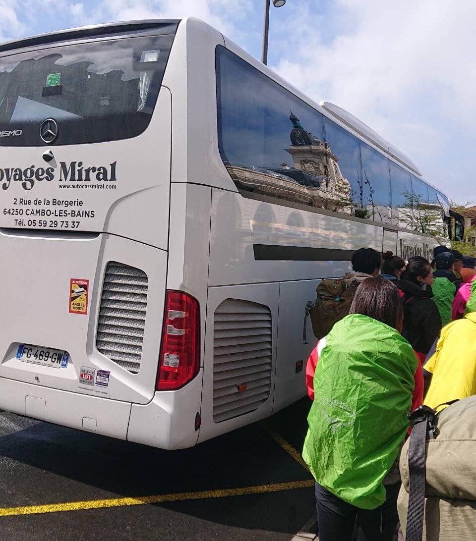 跟著大家排隊上車